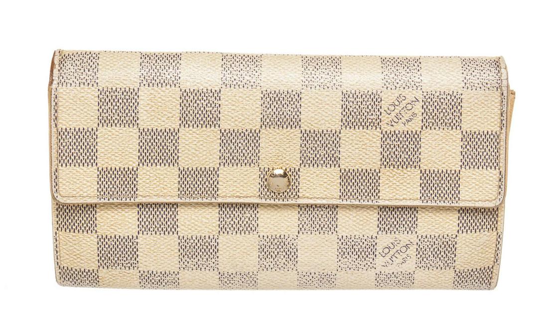 Louis Vuitton Beige Damier Canvas Sarah Wallet: Louis Vuitton Beige Damier Canvas Sarah Wallet with gold-tone hardware, leather lining & three interior pockets, middle zip closure compartment, with card slots, snap closure.