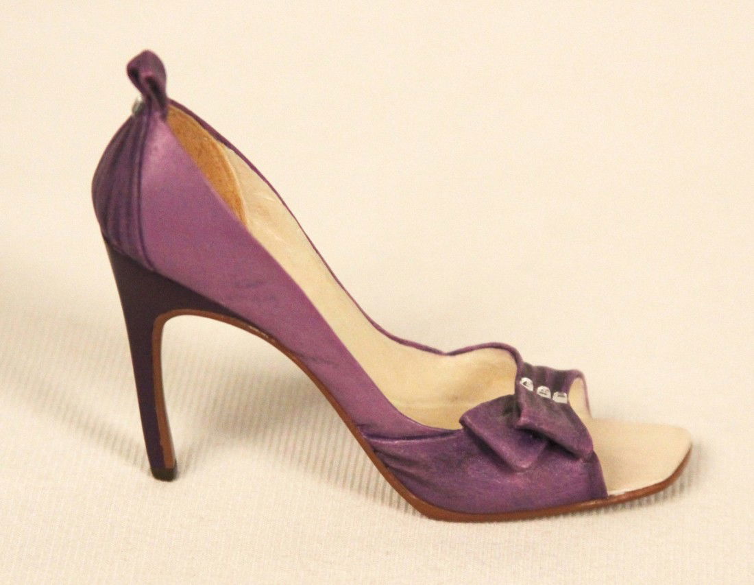 Miniature Porcelain 'Just The Right Shoe' "Felicity" in: "Just The Right Shoe Collectible "Felicity" in Purple #25193 BD96. Great Condition! FY12UN. Just the Right Shoe "Felicity" in Purple #25193 Collectible Miniature Shoe by Raine produced by Willits. Thi