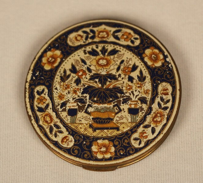 Vintage Stratton Enamel Compact BD49: "Vintage Stratton Enamel Compact BD49. Great condition! LK12NB. Here's a wonderful STRATTON mirrored compact - made in England. The compact is marked with the Stratton "compact in Hand" logo in use fr