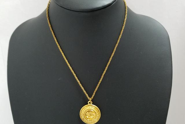 Chanel Vintage Gold-tone Metal CC Coco Mark Coin Top Pendant Necklace: Chanel CC necklace features gold-tone metal, a round pendant with interlocking CC logo at the center surrounded by twist accent and a spring ring closure.