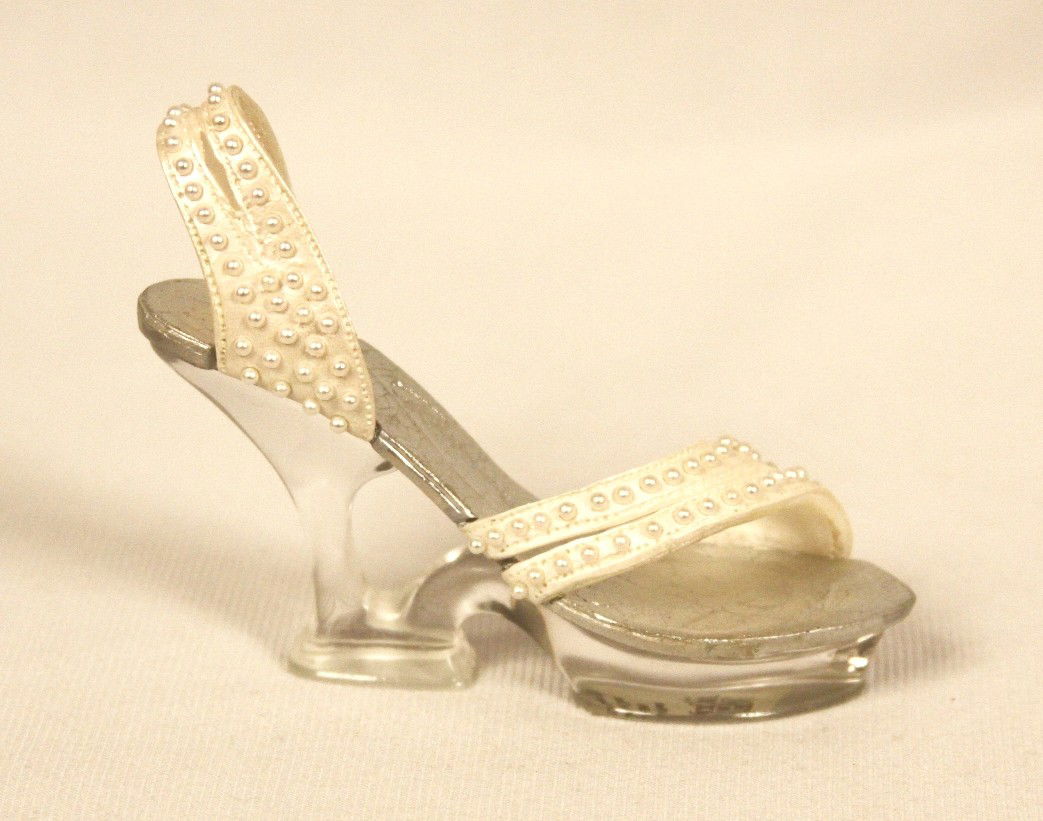 Miniature Porcelain 'Just The Right Shoe' "Sea of Pearl: "Miniature Porcelain 'Just The Right Shoe' "Sea of Pearls" Collectible #25094 BD140. Great Condition! LX12ET. Just the Right Shoe "Sea of Pearls" #25094 Collectible Miniature Shoe by Raine produced by