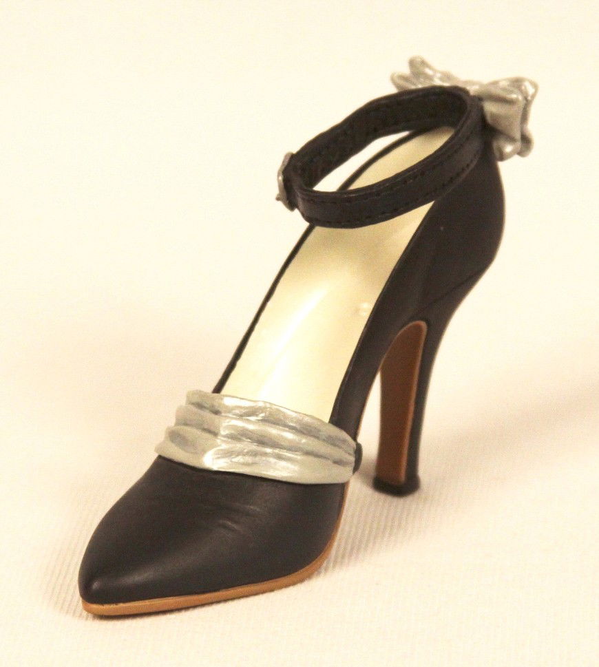 Miniature Porcelain 'Just The Right Shoe' "Tuxedo Shoe": "Miniature Porcelain 'Just The Right Shoe' "Tuxedo Shoe" Collectible #25071 BD122. Great Condition! YU12EM. Just the Right Shoe "Tuxedo Shoe" #25071 Collectible Miniature Shoe by Raine produced by Wil