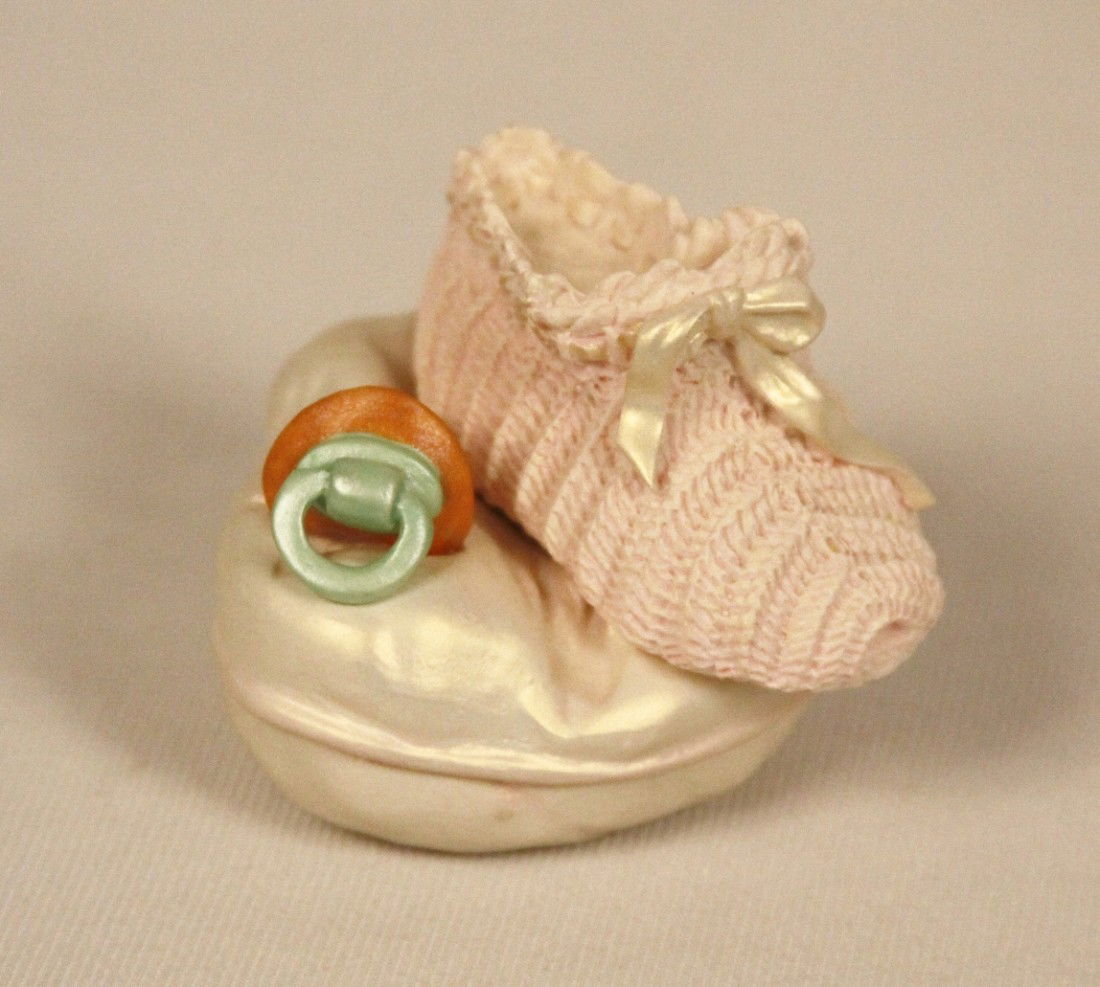 Miniature Porcelain 'Just The Right Shoe' "Pink Lullaby: "Just The Right Shoe Collectible "Pink Lullabye" Box #25406 BD84. Great Condition! BK12GE. Just the Right Shoe "Pink Lullabye" Box #25406 Collectible Miniature Shoe on Box by Raine produced by Willits