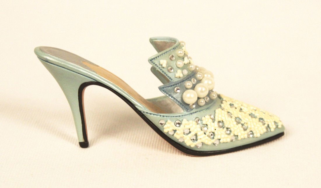 Miniature Porcelain 'Just The Right Shoe' "Frosted Fant: "Miniature Porcelain 'Just The Right Shoe' "Frosted Fantasy" Collectible #25032 BD147. Great Condition! AL12HA. Just the Right Shoe "Frosted Fantasy" #25032 Collectible Miniature Shoe by Raine produce