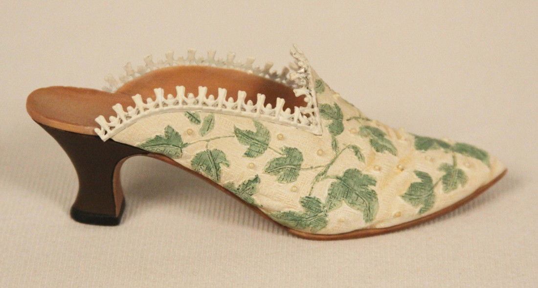 Miniature Porcelain 'Just The Right Shoe' "Touch of Lac: "Just The Right Shoe Collectible "Touch of Lace" #25061 BD94. Great Condition! ZA12QR. Just the Right Shoe "Touch of Lace" #25061 Collectible Miniature Shoe by Raine produced by Willits. This shoe was