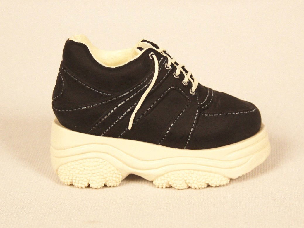 Miniature Porcelain 'Just The Right Shoe' "Sneaking By": "Miniature Porcelain 'Just The Right Shoe' "Sneaking By" Collectible #25035 BD136. Great Condition! HY12PH. Just the Right Shoe "Sneaking By" #25035 Collectible Miniature Shoe by Raine produced by Wil