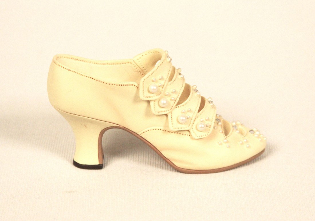 Miniature Porcelain 'Just The Right Shoe' "Edwardian Gr: "Miniature Porcelain 'Just The Right Shoe' "Edwardian Grace" Collectible #25024 BD104. Great Condition! EL12SB. Just the Right Shoe "Edwardian Grace" #25024 Collectible Miniature Shoe by Raine produce