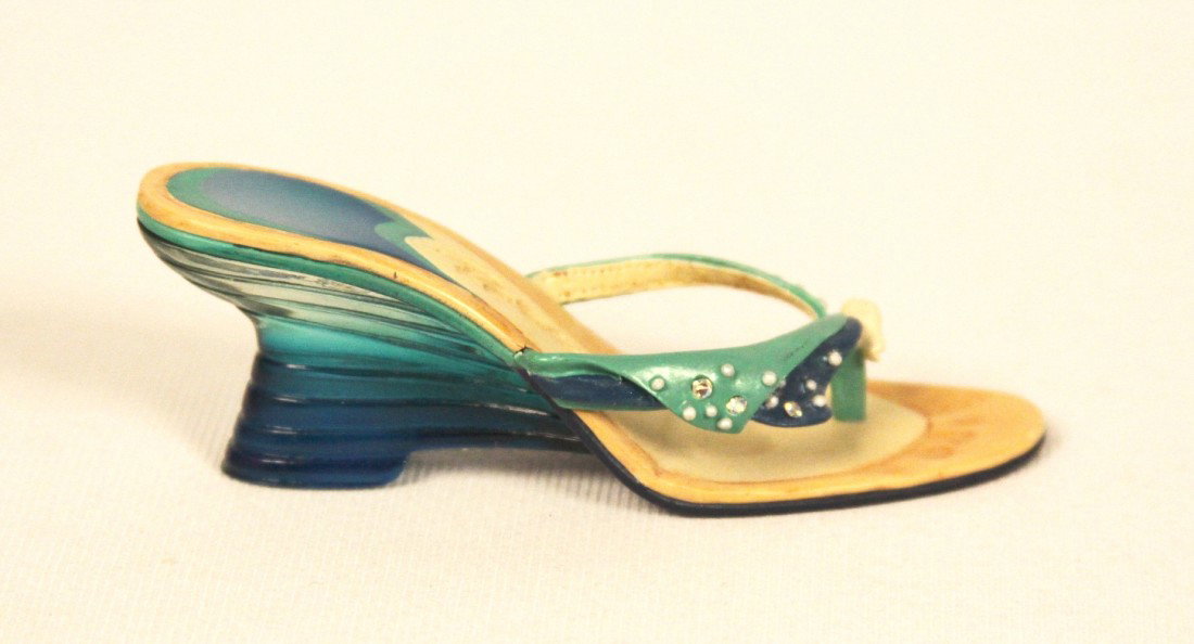 Miniature Porcelain 'Just The Right Shoe' "Water" Colle: "Miniature Porcelain 'Just The Right Shoe' "Water" Collectible #90204 BD143. Great Condition! CC12AN. Just the Right Shoe "Water" #90204 Collectible Miniature Shoe by Raine produced by Willits. This s