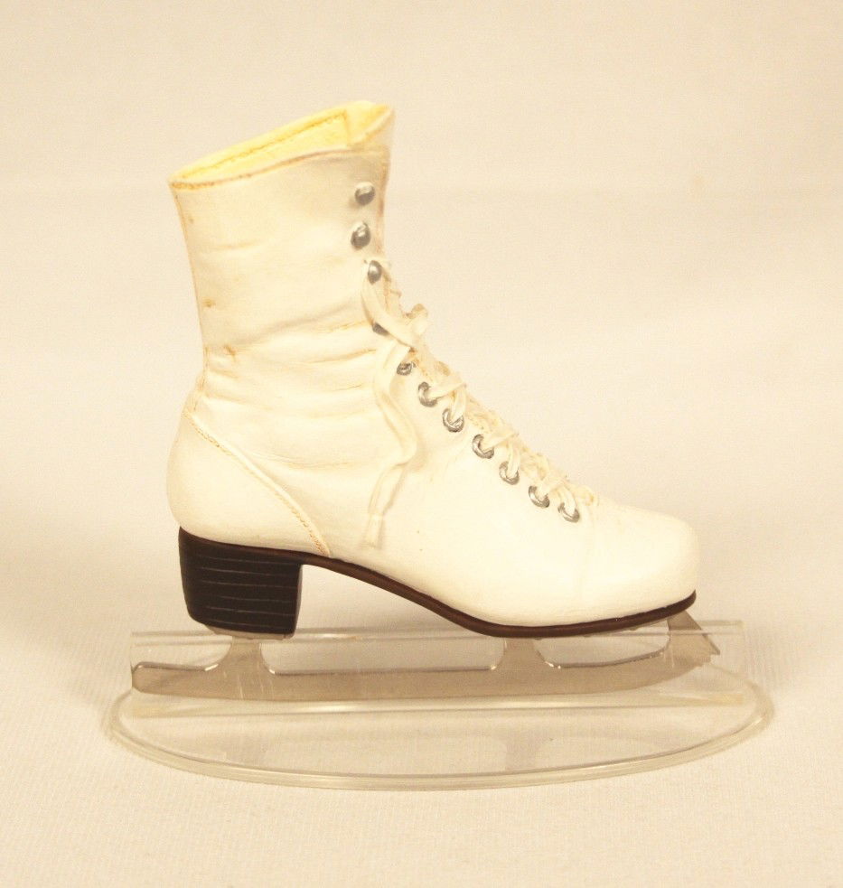 Miniature Porcelain 'Just The Right Shoe' "Figure 8" Co: "Miniature Porcelain 'Just The Right Shoe' "Figure 8" Collectible #25144 BD134. Great Condition! XP12HQ. Just the Right Shoe "Figure 8" #25144 Collectible Miniature Shoe by Raine produced by Willits.