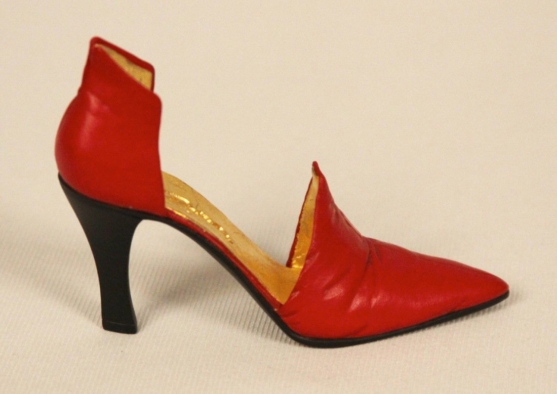 Miniature Porcelain 'Just The Right Shoe' "Red Devil" C: "Just The Right Shoe Collectible "Red Devil" #25082 BD82. Great Condition! TU12CA. Just the Right Shoe "Red Devil" #25082 Collectible Miniature Shoe by Raine produced by Willits. This shoe was release