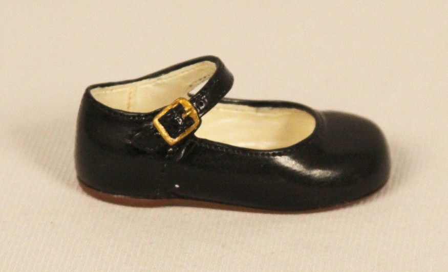 Miniature Porcelain 'Just The Right Shoe' "Mary Jane" i: Just The Right Shoe Collectible Mary Jane" in Black #25131 BD83. Great Condition! NC12GT. Just the Right Shoe "Mary Jane" in Black #25131 Collectible Miniature Shoe by Raine produced by Willits. This