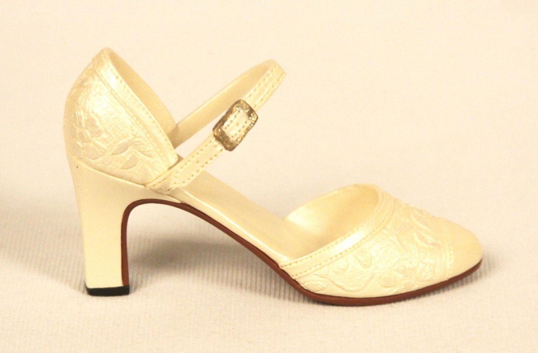 Miniature Porcelain 'Just The Right Shoe' "Shower of Fl: "Miniature Porcelain 'Just The Right Shoe' "Shower of Flowers" Collectible #25026 BD109. Great Condition! IT12HD. Just the Right Shoe "Shower of Flowers" #25026 Collectible Miniature Shoe by Raine pro