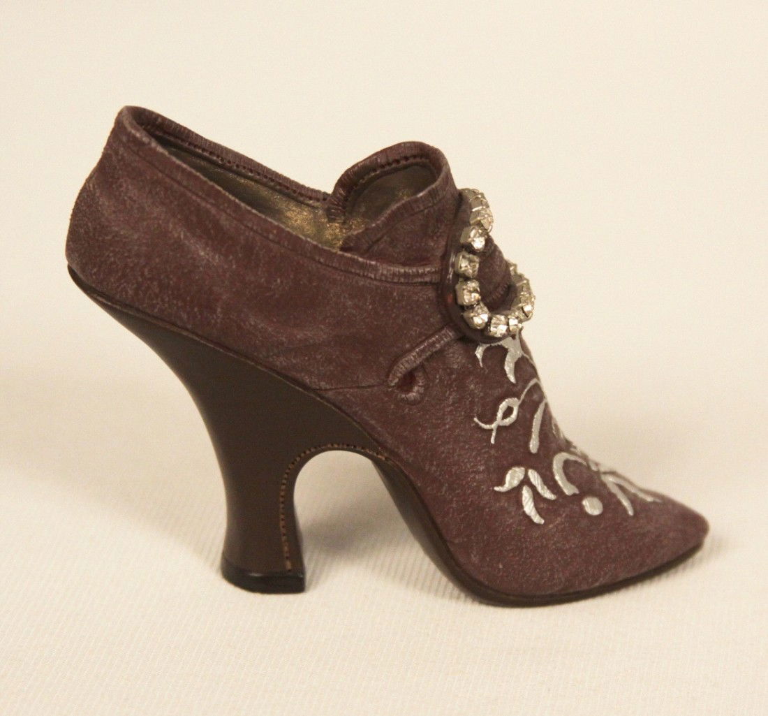 Miniature Porcelain 'Just The Right Shoe' "Bordeaux" Co: Just The Right Shoe Collectible Bordeaux" #25022 BD86. Great Condition! ET12WK. Just the Right Shoe "Bordeaux" #25022 Collectible Miniature Shoe by Raine produced by Willits. This shoe was released on