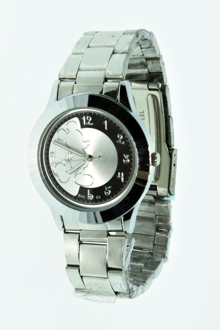 Bariho Mickey Mouse Watch ED1061: "Bariho Mickey Mouse Watch ED1061. Great Condition! MW12KL. One Bariho Mickey Mouse wrist watch with a stainless steel back, water resistant and japanese movement. In silver and black this watch has a
