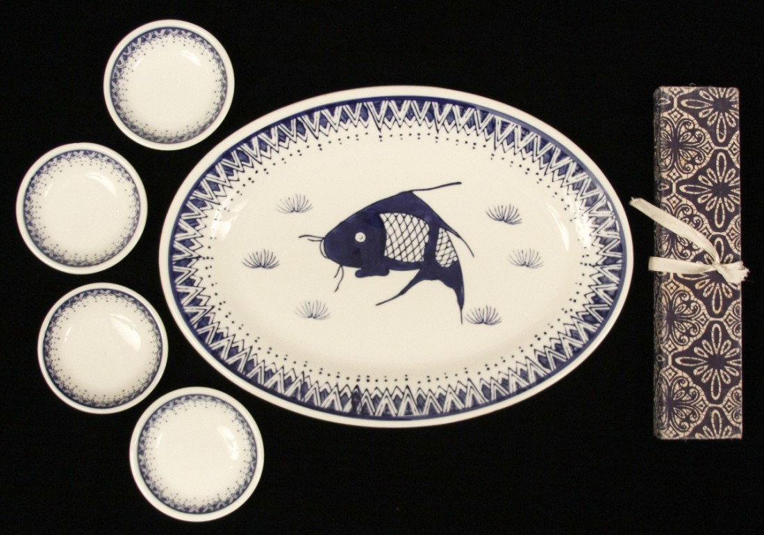 Gorgeous 16pc Sushi Set BD259: "Gorgeous 16pc Sushi Set BD259. Great Condition! TG14BF. This is a gorgeous 16 piece sushi set! Includes the following: 7 chopsticks (1 of a pair is missing), 4 chopstick holders, 4 soy sauce dishes, 