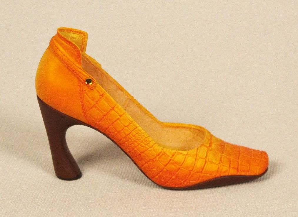 Miniature Porcelain 'Just The Right Shoe' "Later, 'Gato: "Just The Right Shoe Collectible "Later, 'Gator" #25104 BD90. Great Condition! MC12AR. Just the Right Shoe "Later, 'Gator" #25104 Collectible Miniature Shoe by Raine produced by Willits. This shoe was