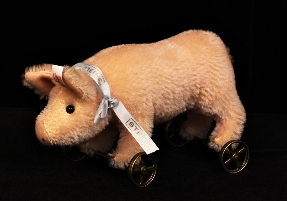 New Steiff Truffels Pig on Wheels USA MIB Limited Editi: "New Steiff Truffels Pig on Wheels USA MIB Limited Edition 252/1500 ED1051. Excellent Condition! ZU121DA. This wonderful new MIB 7" Truffels Pig is made of mohair and is an exclusive North American pi