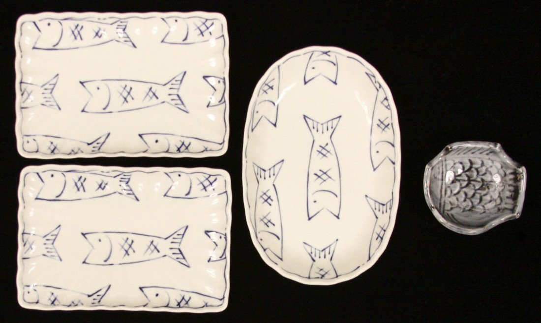 4 Piece Fish Design Sushi Set BD258: "4 Piece Fish Design Sushi Set BD258. Great Condition! NE61GD. This is a 4 piece sushi set with a rustic and rural style fish design. Thank you for viewing this lot. We are always adding new inventory