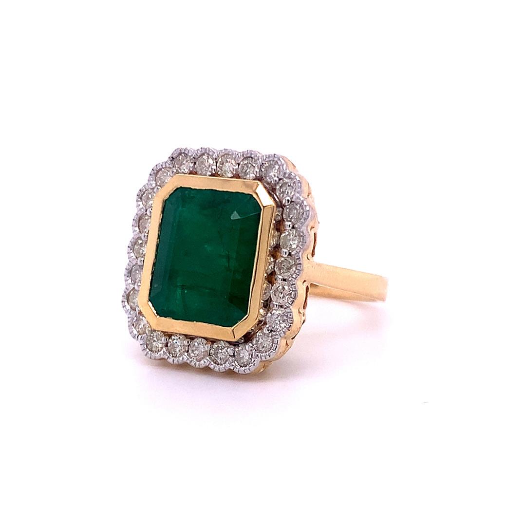 18K Emerald Ring 8.06 ct: 18K Emerald Ring 8.06ct. Please see Photos and Description for all available information. This elegant emerald ring shows the purity and brilliance of an emerald cut beryl. The 8.06ct emerald beryl is