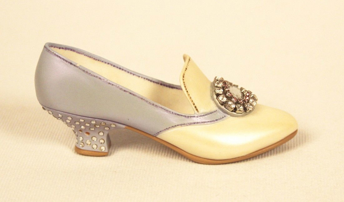 Miniature Porcelain 'Just The Right Shoe' "Jeweled Heel: "Miniature Porcelain 'Just The Right Shoe' "Jeweled Heel Pump" Collectible #25011 BD139. Great Condition! GT12NH. Just the Right Shoe "Jeweled Heel Pump" #25011 Collectible Miniature Shoe by Raine pro