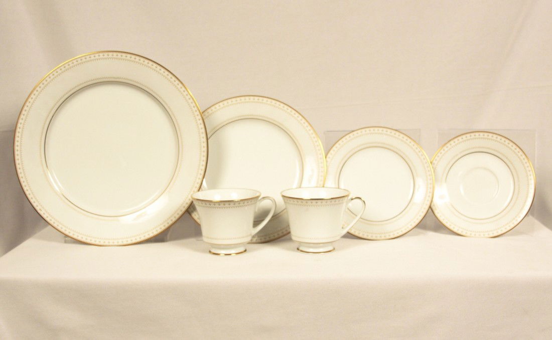 Vintage Noritake 10 pc "Barrington" China Service for 2: Vintage Noritake 10 pc Barrington" China Service for 2 ED1102. Great Condition! WE61ST. Vintage Noritake "Barrington" pattern (2) 5pc Place settings. Great vintage condition! Valued between $200.00-$2