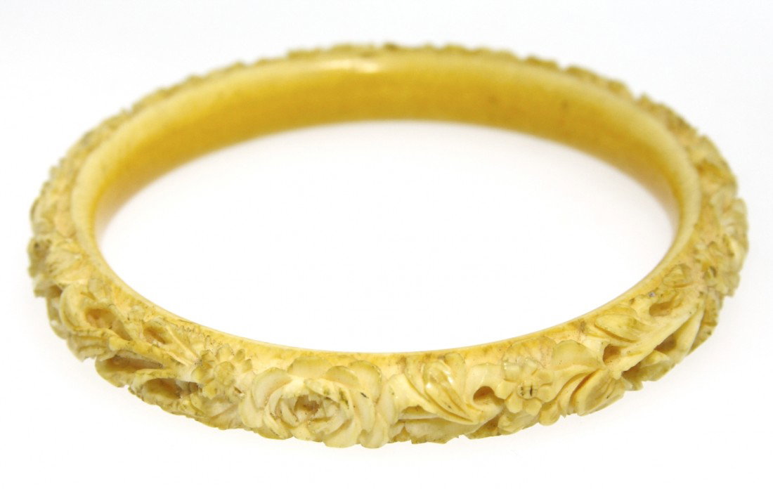 Antique Chinese Carved Oxbone Floral Bangle Bracelet ED: Antique Chinese Carved Oxbone Floral Bangle Bracelet ED1272. Good Vintage Condition! XS121TG. A very intricately carved Chinese ox bone bangle bracelet with flowers, stems, leaves intertwining with am