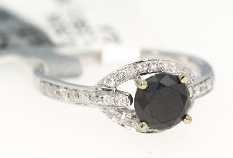 18KT White Gold 1.62ct Black and White Diamond Ring RM2: 18KT White Gold 1.62ct Black and White Diamond Ring RM243. Great Condition! HA425QI. One lady's polished, stamped and electronically tested solid 18KT white gold ring mounted with: 1 genuine black dia