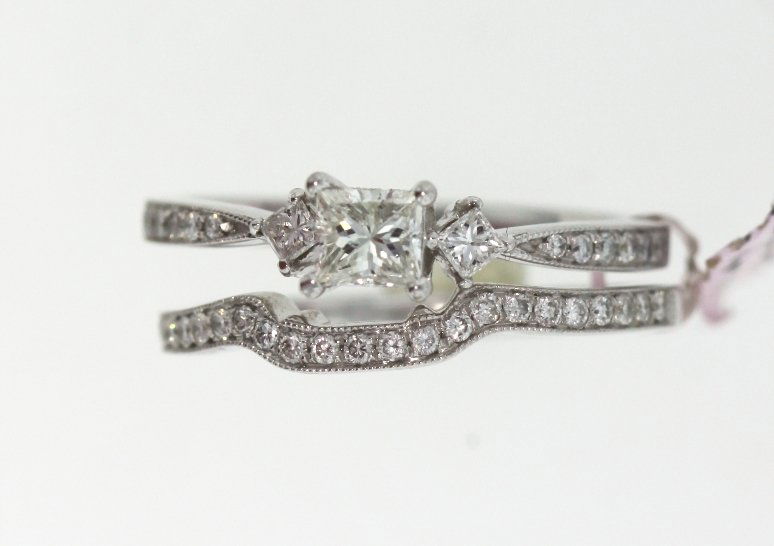 14KT White Gold 0.95ctw Diamond Wedding Ring Set FJM137: 14KT White Gold 0.95ctw Diamond Wedding Ring Set. Excellent Condition! HC828LN. This beautiful 14KT White Gold Semi-Mount Wedding Ring features (1) Center Diamond(s) weighing approximately 0.44cts and