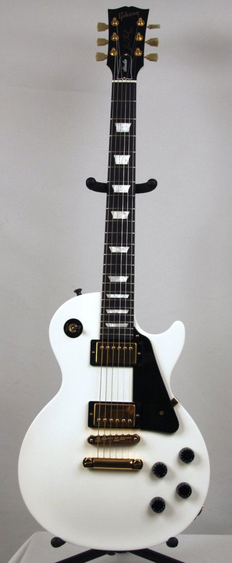 Gibson Les Paul Studio Alpine White Electric Guitar DGU: Gibson Les Paul Studio Alpine White Electric Guitar DGUI25. Great Condition! CH496GY. All the elements of the lengendary Les Paul Standard are here, including that fat and sweet maple-and-mahogany ton