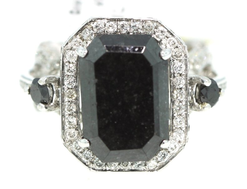 14KT White Gold 11.94ct Black and White Diamond Ring RM: 14KT White Gold 11.94ct Black and White Diamond Ring RM381. Great Condition! UY2692XC. One electronically tested 14KT white gold ladies cast black and white diamond ring with a bright polish finish. G