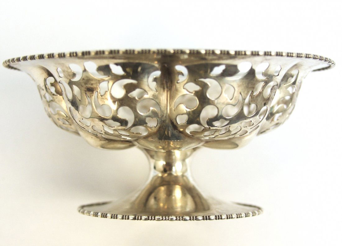 Antique Sterling Silver Frank Whiting Pierced Footed Bo: Antique Sterling Silver Frank Whiting Pierced Footed Bowl ED1297. Geat Condition! KV103YZ. Presented is a wonderful vintage sterling silver bowl made by Frank Whiting. The beaded edges of the sides an