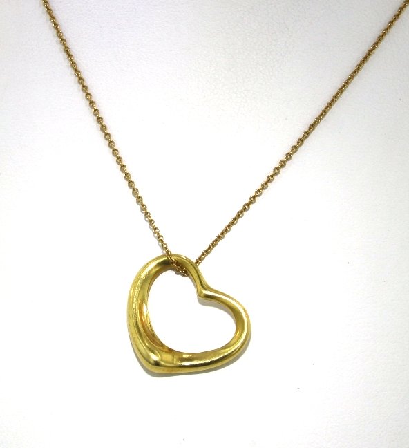 18KT Yellow Gold Tiffany & Co Peretti Halo Heart Shaped: 18KT Yellow Gold Tiffany & Co Peretti Halo Heart Shaped Pendant GB22. Excellent Condition! DU163TR. One authentic Tiffany & Co 18KT solid yellow gold, open heart pendant/necklace from the Elsa Peretti