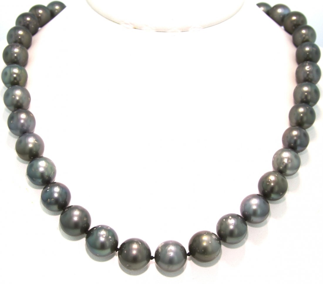 18" Tahitian South Sea Pearl Necklace RM548: 18 Tahitian South Sea Pearl Necklace RM548. Excellent Condition! YK425YD. One ladies necklace strand strung and knotted onto a silk thread containing 35 Genuine Tahitian South Sea Cultured Pearls. Thi