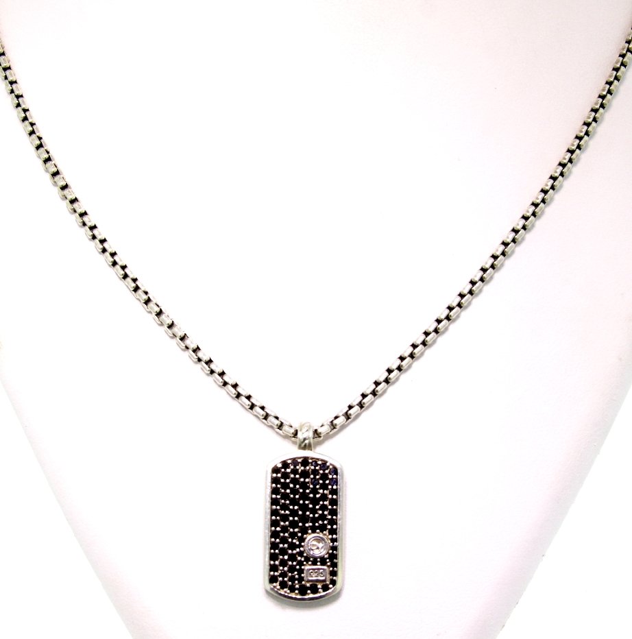 David Yurman 0.75ct Black Diamond Dog Tag on Chain GD40: David Yurman 0.75ct Black Diamond Dog Tag on Chain GD401. Great Condition! BD152TY. One David Yurman silver with black diamond small dog tag with silver box chain. Chain is approximately 20 in length.