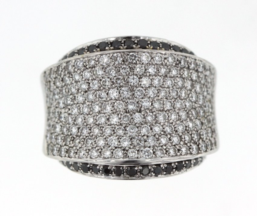 18KT White Gold 1.93ct Black & White Diamond Ring STN26: 18KT White Gold 1.93ct Black & White Diamond Ring STN26. As-Is Condition! FG2221ON. One electronically tested 18KT white gold ladies cast black and white diamond ring with a bright polish finish. Iden