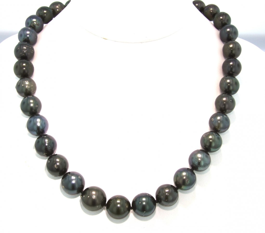 Tahitian South Sea Pearl Necklace RM553: Tahitian South Sea Pearl Necklace RM553. Excellent Condition! XE125KL. One ladies necklace strand strung and knotted onto a silk thread containing 33 Genuine Tahitian South Sea Cultured Pearls. This i