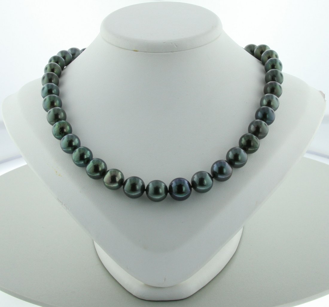 Ladies Tahitian South Sea Cultured Pearl Necklace RM603: Ladies Tahitian South Sea Cultured Pearl Necklace RM603. FT355GB. Excellent Condition! One Lady's necklace strand strung and knotted onto a silk thread containing: 37 Genuine Tahitian South Sea Cultur