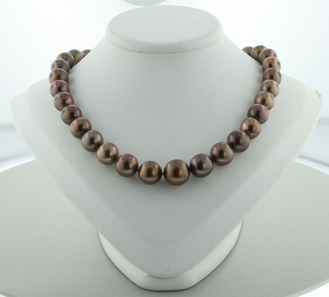 Ladies Chocolate Colored Pearl Necklace RM602: Ladies Chocolate Colored Pearl Necklace RM602. LM1411CF. Excellent Condition! One graduated single strand cultured pearl necklace 15.75 inch length, knotted with a 14KT white gold thirteen mm scallope