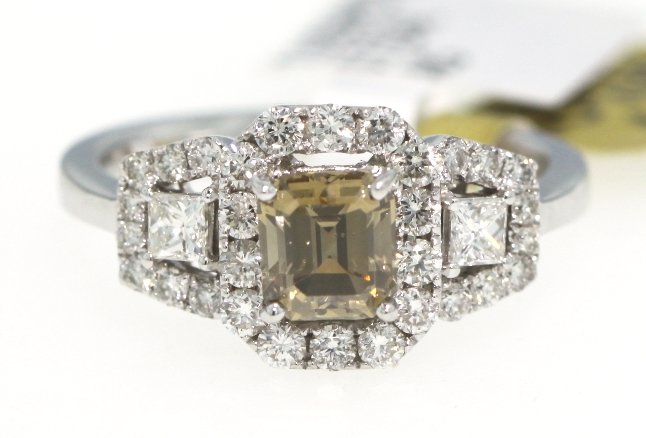 18KT White Gold 1.75ct Brown and White Diamond Ring RM3: 18KT White Gold 1.75ct Brown and White Diamond Ring RM332. Great Condition! QR9312MT. One electronically tested 18KT white gold ladies cast diamond ring with a bright polish finish. Good workmanship. 