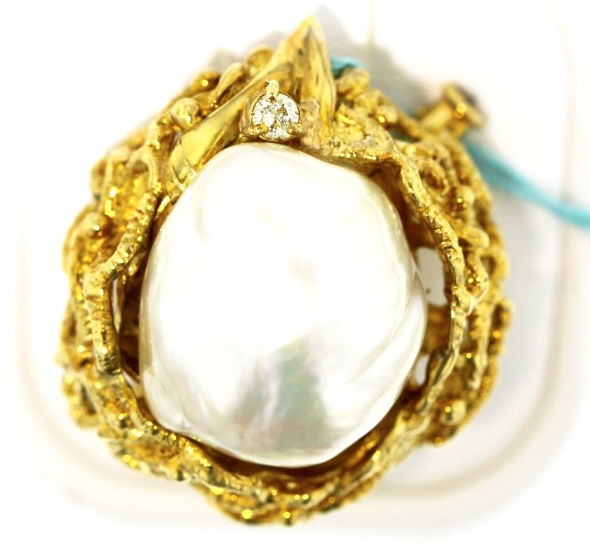 18KT Yellow Gold Pearl & Diamond Broach A3946: 18KT Yellow Gold Pearl & Diamond Broach A3946. Excellent Condition! VE725CD. One ladies' natural pearl and diamond broach, stamped and tested 18KT yellow gold, containing 1 natural baroque pearl and 1