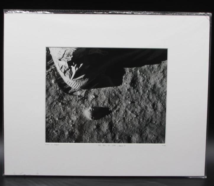 Edwin E Aldrin Pas sur la lune Apollo 11 NASA Space Moon Moon: Pas sur la lune, Apollo 11 Certified photograph, Edwin E Aldrin YellowKorner Certified Photograph. Certificate of Authenticity from YellowKorner affixed to the back. Matted Dimensions 16"x20". Protect