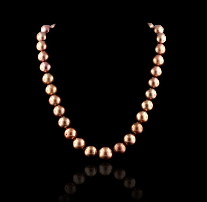 Ladies Fine Chocolate Tahitian Cultured Pearls RM670: Ladies Fine Chocolate Tahitian Cultured Pearls RM670. Excellent Condition! KD4311QG. One graduated single strand cultured pearl necklace fifteen and three-quarter inch length, knotted with a 14KT Whit