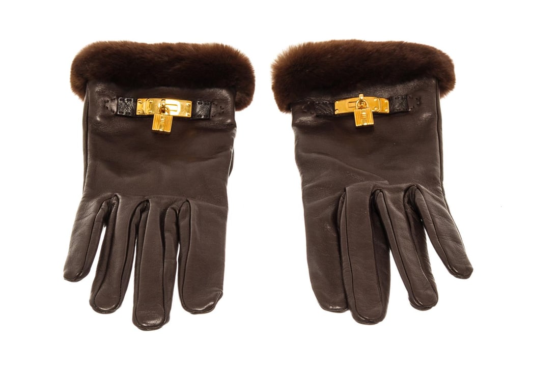 Hermes Brown Leather Gloves: One Hermes Brown Leather Gloves. Item is sold AS-IS. All available information is listed in the description and shown in the photo. Hermes Brown Leather Gloves features Gold hardware, brown leather li