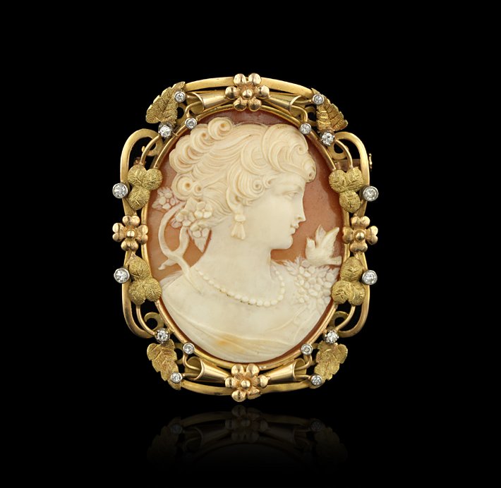 Vintage Shell Cameo 18KT Yellow Gold Pendant/Brooch HM9: Vintage Shell Cameo 18KT Yellow Gold Pendant/Brooch HM97. Good Condition! XC9071YE. One electronically tested 18KT yellow gold, cast & hand crafted Vintage Shell Cameo Pendant/ Brooch. Depicting the s