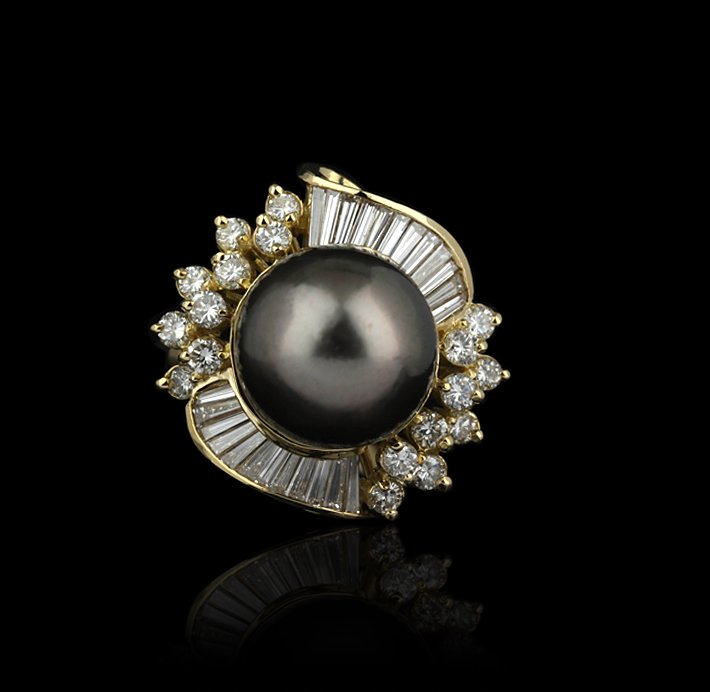 18KT Yellow Gold 13mm Tahitian Cultured Pearl and Diamo: 18KT Yellow Gold 13mm Tahitian Cultured Pearl and Diamond Ring GB638. Good Condition! XT1012TM. One electronically tested 18KT yellow gold ladies cast Tahitian cultured pearl and diamond ring with a b