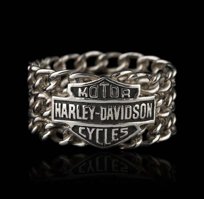 Ladies Vintage Harley Davidson Sterling Silver Shield R: Ladies Vintage Harley Davidson Sterling Silver Shield Ring ED1375. Good Condition! YG93NY. One vintage Harley Davidson ladies Shield ring in sterling silver. Approximate ring size 5.5. Valued between 
