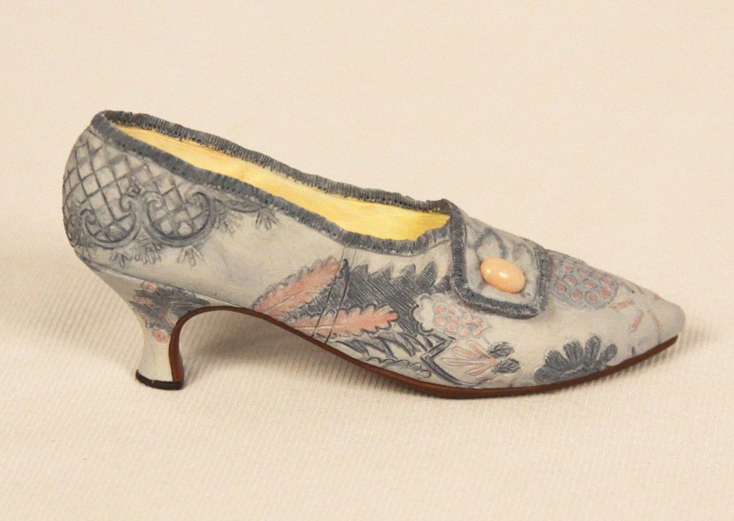 Miniature Porcelain 'Just The Right Shoe' "Lavish Tapes: Just The Right Shoe Collectible Lavish Tapestry" #25087 BD89. Great Condition! PA12UL. Just the Right Shoe "Lavish Tapestry" #25087 Collectible Miniature Shoe by Raine produced by Willits. This shoe w