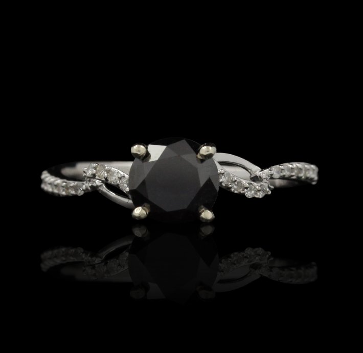 18KT White Gold 1.37ctw Black and White Diamond Ring RM: 18KT White Gold 1.37ctw Black and White Diamond Ring RM894. Excellent Condition! BH982ZD. One lady’s polished, stamped and electronically tested solid 18K white gold ring mounted with: 1 Genuine Rou