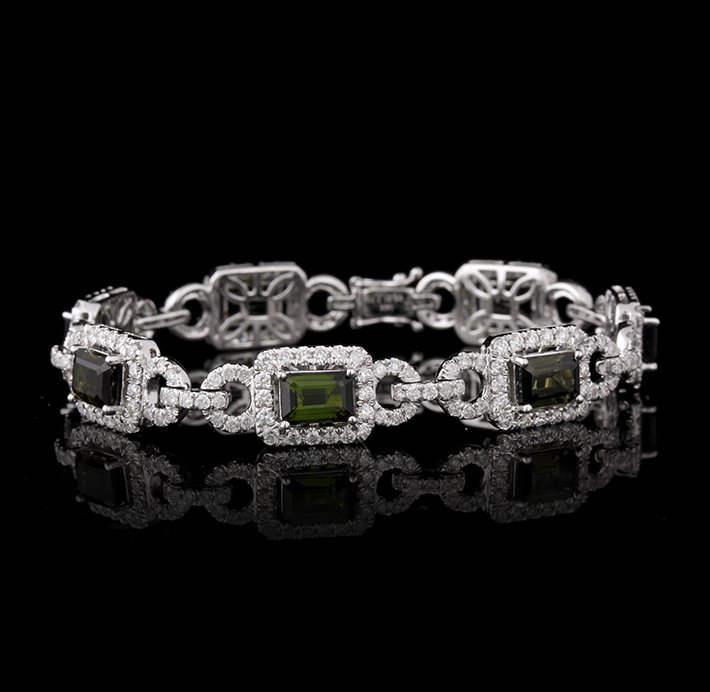 14KT White Gold 7.70 Tourmaline and Diamond Bracelet FJ: 14KT White Gold 7.70 Tourmaline and Diamond Bracelet FJM2385. Excellent Condition! ZN9462IO. One lady’s polished, stamped and electronically tested solid 14K white gold bracelet mounted with: 7 Genu