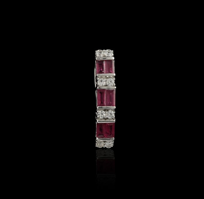 SILVER 0.90ctw Ruby and White Sapphire Pendant SLV80: SILVER 0.90ctw Ruby and White Sapphire Pendant SLV80. Excellent Condition! XV92TT. One pendant featuring: 1.80gm of sterling silver, rubys with a total weight of 0.90ctw and white sapphire. Thank you 